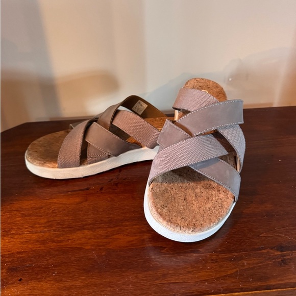 Keen women’s tan Sandals - Picture 2 of 10